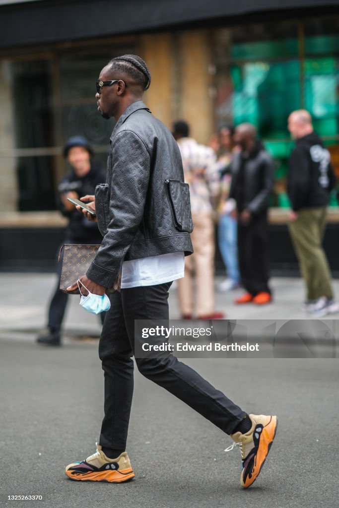 A guest wears black Louis Vuitton sunglasses, a white turtleneck long  Photo d'actualité - Getty Images