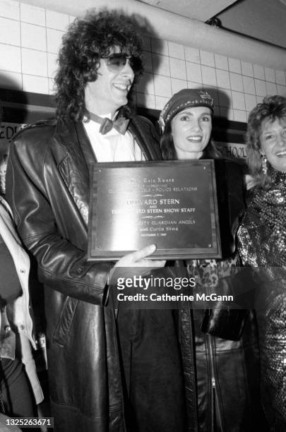 Howard Stern and Lisa Sliwa pose for a photo on November 7, 1987 at an event at which the Guardian Angels present radio personality Howard Stern with...