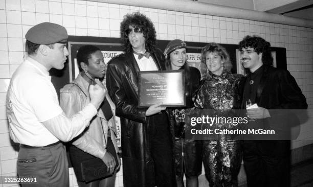 Curtis Sliwa, Robin Quivers, Howard Stern, Lisa Sliwa and two unidentified guests pose for a photo on November 7, 1987 at an event at which the...
