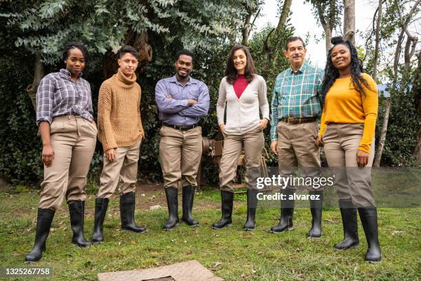 equipe de trabalhadores rurais em pé juntos - criador de animais - fotografias e filmes do acervo