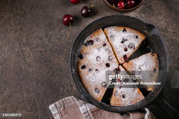 traditional french pie clafoutis with cherry, summer berry cake decorated with powdered sugar. top view - tarte de cereja imagens e fotografias de stock