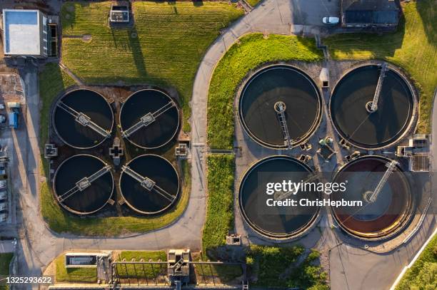 vista aérea da estação de tratamento de água, inglaterra, reino unido - estação de tratamento de esgoto - fotografias e filmes do acervo