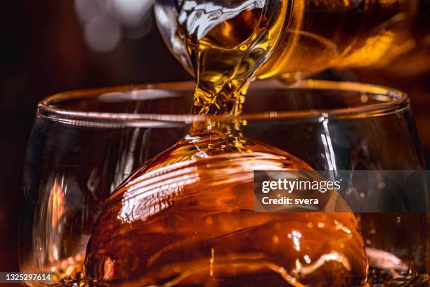 vertido de líquidos - whisky fotografías e imágenes de stock
