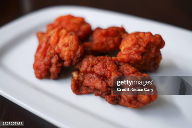boneless buffalo wings on plate - boneless wings fotografías e imágenes de stock