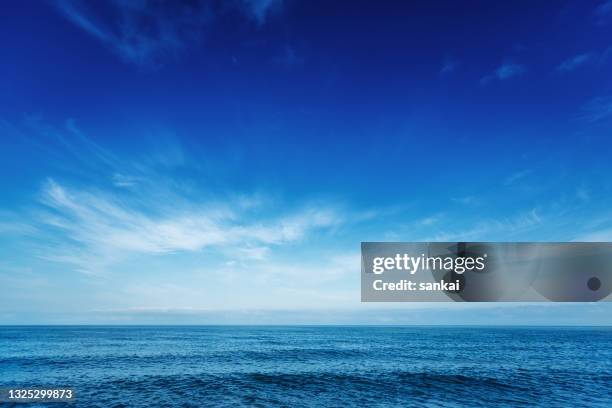 cielo azul sobre el mar - cielo despejado fotografías e imágenes de stock
