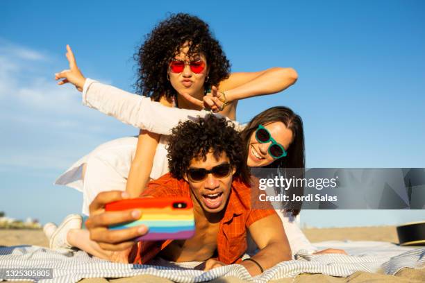 friends taking a selfie with at the beach - taking selfie stock-fotos und bilder