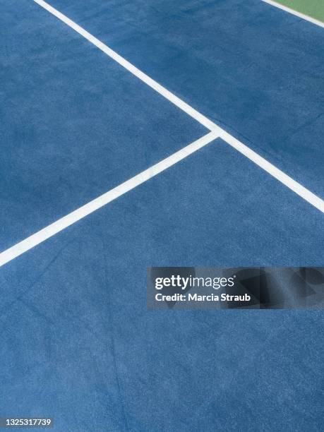 high angle view of lines on the tennis court - usa court stock-fotos und bilder