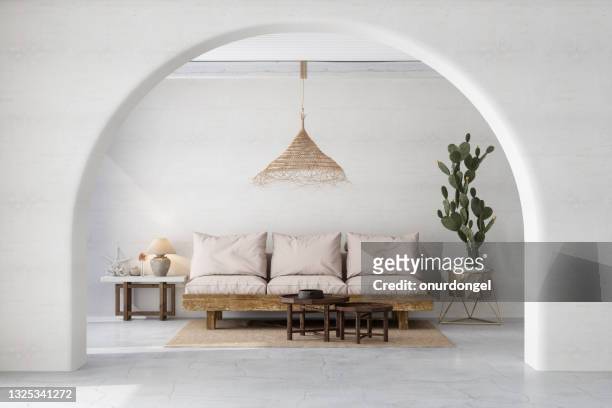 salon blanc moderne avec canapé, table basse, plante de cactus et suspension - arcade photos et images de collection
