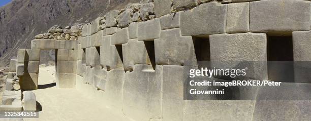 gate and wall with niches in the inca ruins, ollantaytambo, cusco region, urubamba province, peru - niche stock pictures, royalty-free photos & images