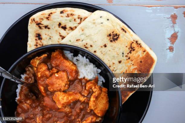 authentic chicken vindaloo served with two naan bread - ben curry stock pictures, royalty-free photos & images