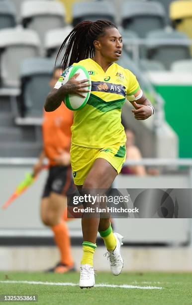 Ellia Green of Australia runs the ball during the Oceania Sevens Challenge match between Fiji and Australia at Queensland Country Bank Stadium on...