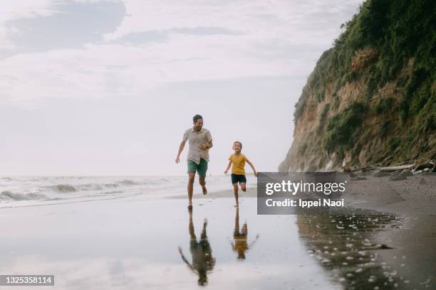 father and child running together on beach, tokyo bay - 家族　日本人　走る ストックフォトと画像