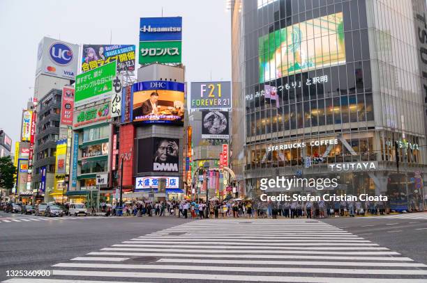 iconic shibuya crossing in tokyo, japan - bezirk shibuya stock-fotos und bilder