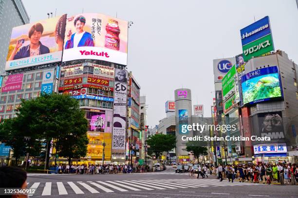 busy tokyo shibuya crossing japan - shibuya crossing photos et images de collection