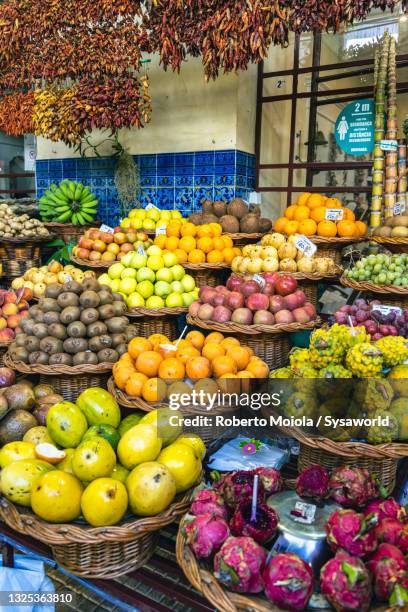 tropical fruit, mercado dos lavradores, madeira - colorful vegetables summer stock-fotos und bilder
