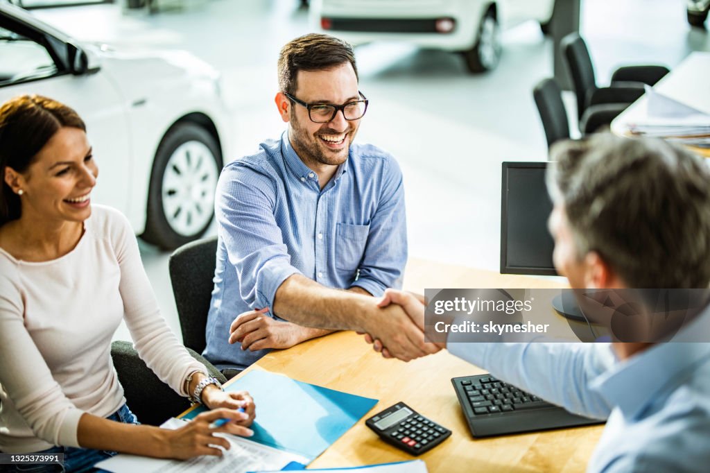 Negócio de sucesso em um showroom de carros!