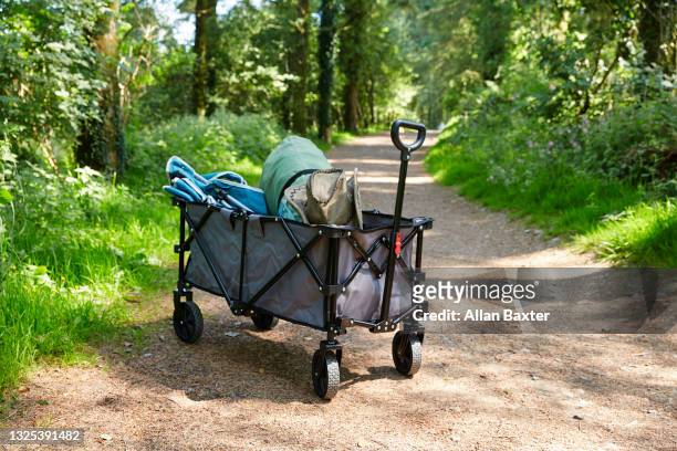 tent folding trolley in forest - chariot wheel photos et images de collection