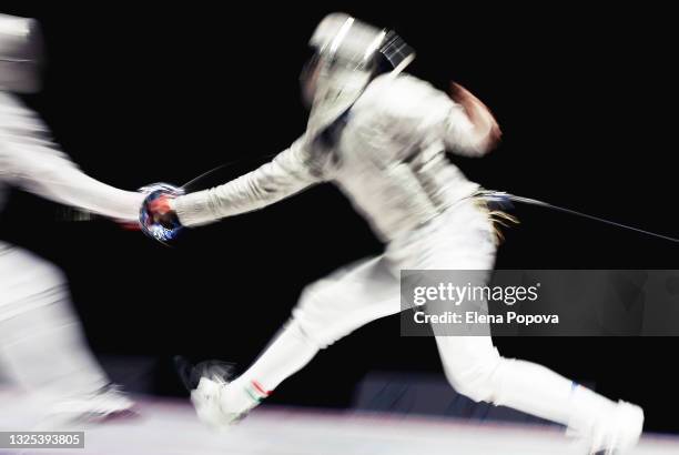 defocused fencing moment - florett sport bildbanksfoton och bilder