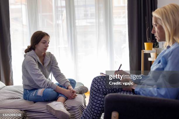 es ist sehr herausfordernd, teenager zu sein - bulimie stock-fotos und bilder