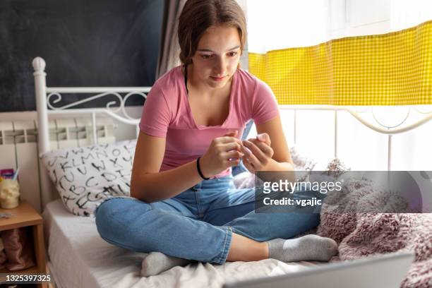teenage girl on online psychotherapy - teen group therapy stock pictures, royalty-free photos & images