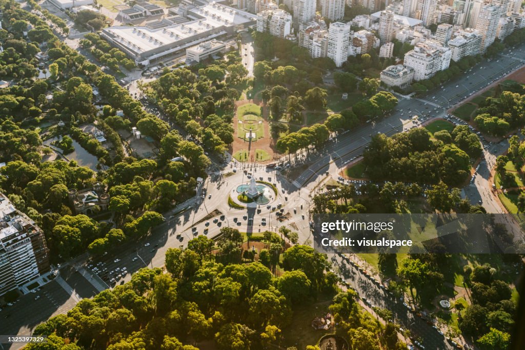 Vista aérea del paisaje urbano y parque público de Buenos Aires