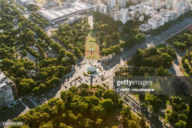 aerial view of buenos aires cityscape and public park - buenos-aires imagens e fotografias de stock