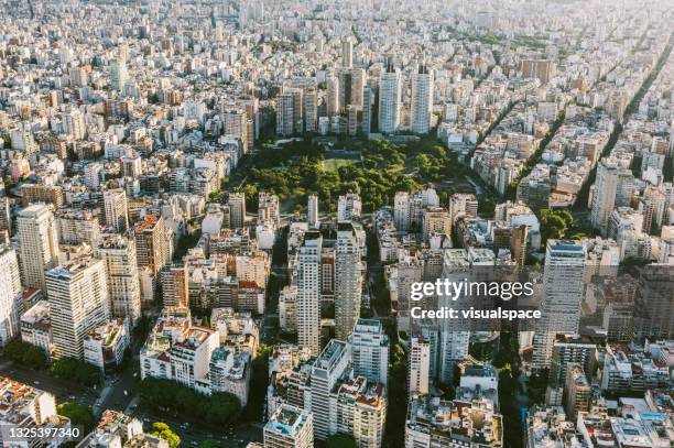 luftaufnahme des stadtteils palermo in buenos aires - palermo buenos aires stock-fotos und bilder