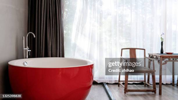 red round bathtub - red tub 個照片及圖片檔