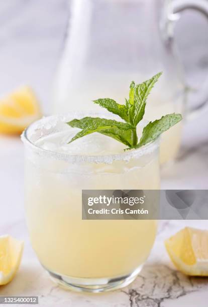 glass of homemade lemonade on marble surface - glass marble imagens e fotografias de stock