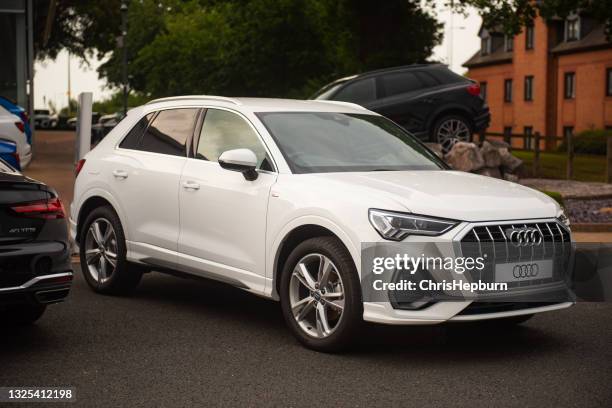 audi q5 suv - saloon car stock pictures, royalty-free photos & images