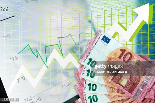 economy graph: euros in cash and rising arrow. - tasa de interés fotografías e imágenes de stock