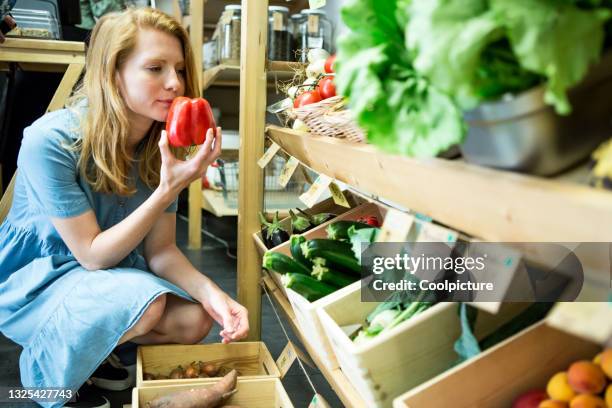 go vegan - bioladen stock-fotos und bilder