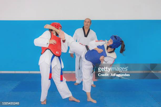 mouvement de combat d’entraînement au taekwondo - taekwondo photos et images de collection