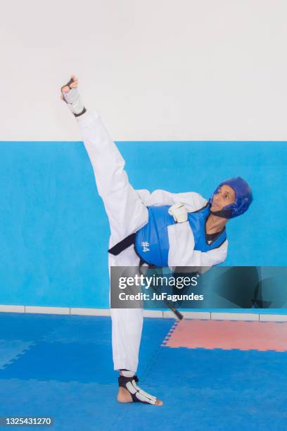 movimiento de lucha de entrenamiento de taekwondo - taekwondo fotografías e imágenes de stock