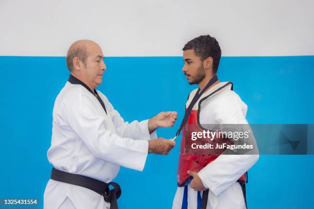 tae kon atleta ricevendo la medaglia di vittoria - corpetto foto e immagini stock