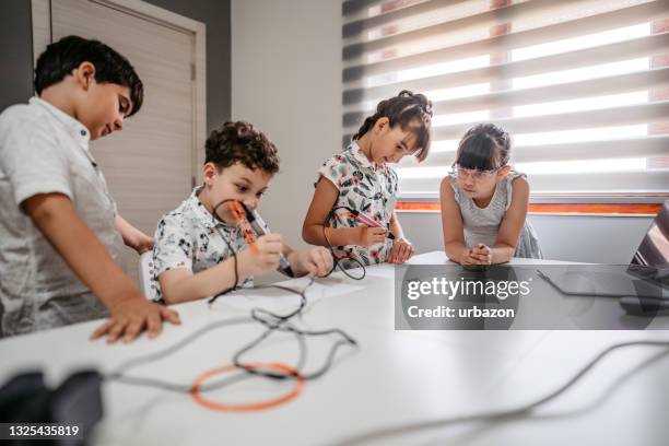 niños creando con lápiz de impresión 3d - 3d printing fotografías e imágenes de stock