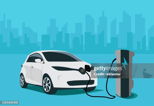 vektordarstellung des ladens von fahrzeugen an einer e-ladestation in der stadt. vektordarstellung der nachfüllleistung weißer fahrzeuge. umweltfreundliche anti-öl-auto-illustration. - electric car eps stock-grafiken, -clipart, -cartoons und -symbole