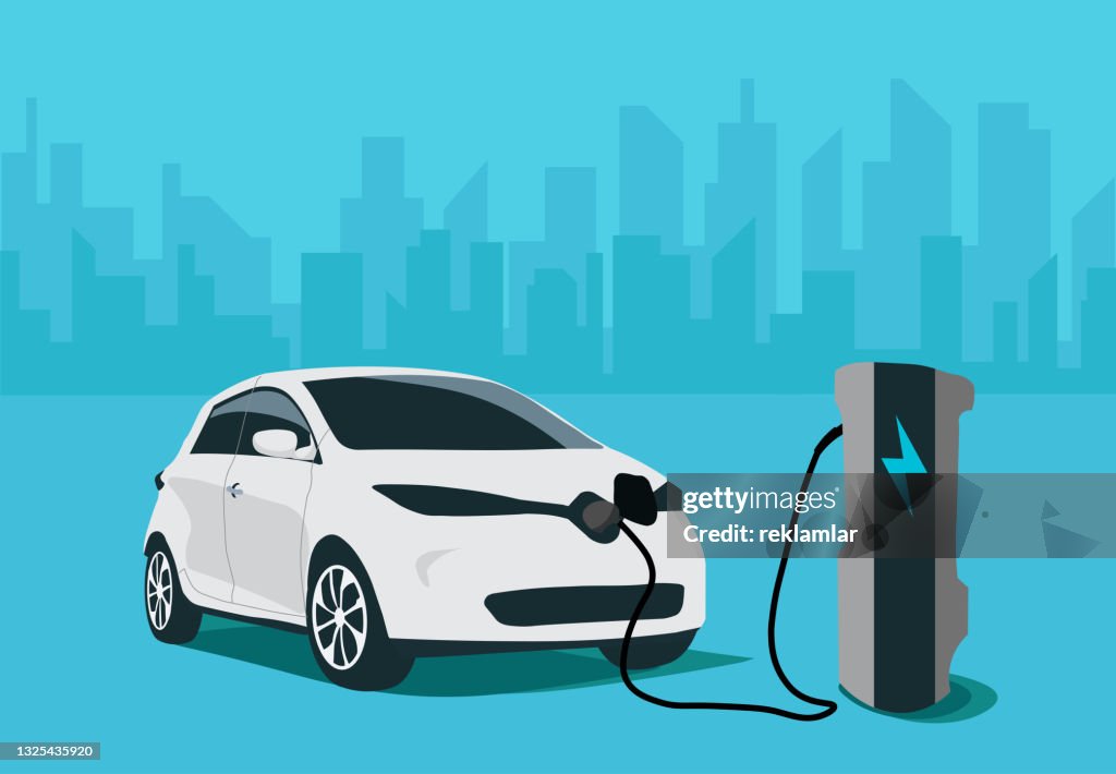 市内の充電ステーションでの車両充電のベクトルイラスト。白い車両補充力のベクトルイラスト。エコフレンドリーなアンチオイルカーイラスト。