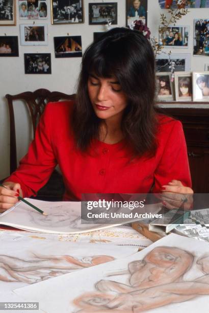 Katja Bienert, deutsche Schauspielerin, bei Aktzeichungen am Küchentisch in Berlin, Deutschland 1988.