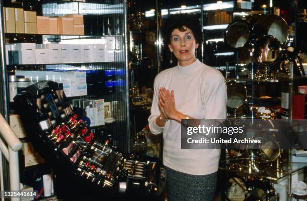 Erika Berger, deutsche Modatorin und Sexualberaterin, in einer Parfümerie beim Einkaufsbummel im Hanse-Viertel in Hamburg, Deutschland 1988.