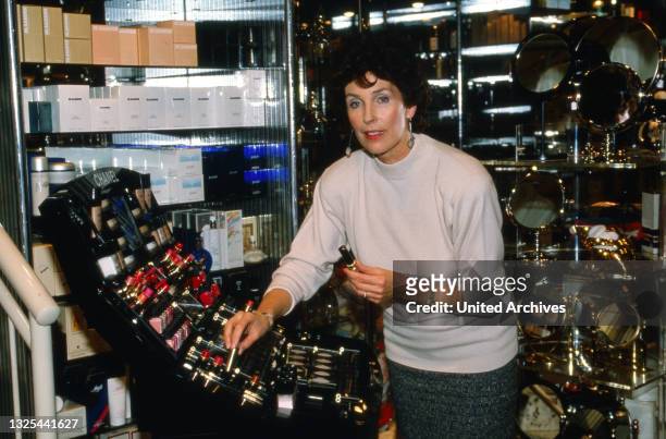 Erika Berger, deutsche Modatorin und Sexualberaterin, in einer Parfümerie beim Einkaufsbummel im Hanse-Viertel in Hamburg, Deutschland 1988.