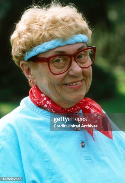 Johanna König, deutsche Schauspielerin und ehemalige Werbefigur, entspannt zu Hause in Berlin, Deutschland 1988.