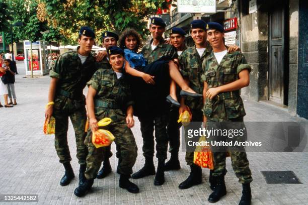 Maria Ketikidou wird von spanieschen Soldaten auf Mallorca auf den Arm gehoben, Spanien 1988.