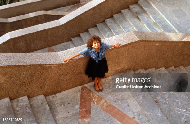 Maria Ketikidou an einer Treppe in einer Fußgängerzone auf Mallorca, Spanien 1988.