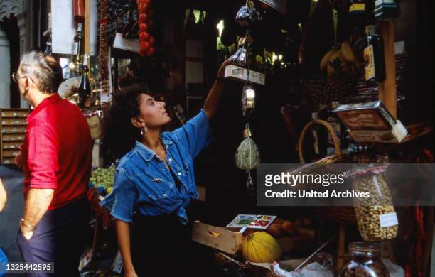 Maria Ketikidou stöbert in einem Basar in Palma auf Mallorca, Spanien 1988.