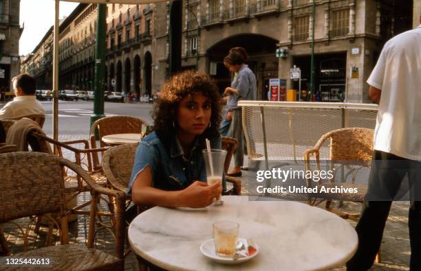 Maria Ketikidou sitzt bei einem Milchshake in Palma auf Mallorca, Spanien 1988.