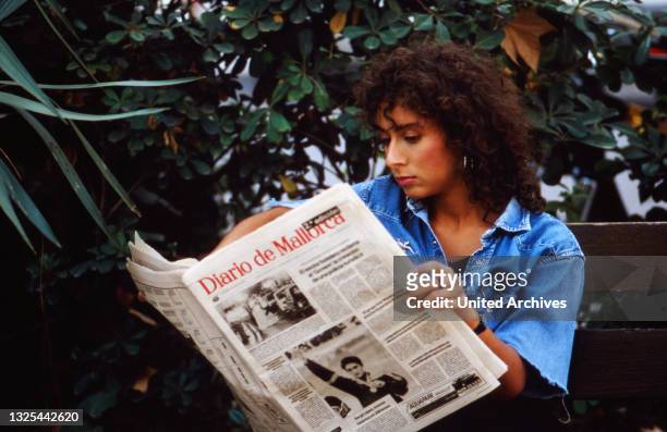 Maria Ketikidou beim Lesen der Tageszeitung in Palma auf Mallorca, Spanien 1988.