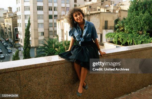 Maria Ketikidou auf einer Brüstung in Palma auf Mallorca, Spanien 1988.