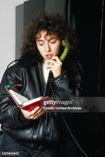 Maria Ketikidou, deutsche Schauspielerin, am Telefon zu Hause in Hamburg, Deutschland 1990.