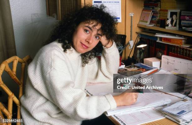 Maria Ketikidou, deutsche Schauspielerin, zu Hause am Schreibtisch in Hamburg, Deutschland 1990.